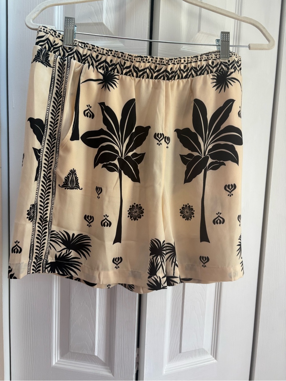 CAbi Cream and Black Palm MARRAKESH Shorts M #6635